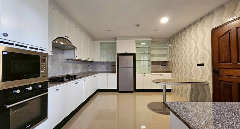 For rent 4 bedrooms condo in Watthana, Bangkok
