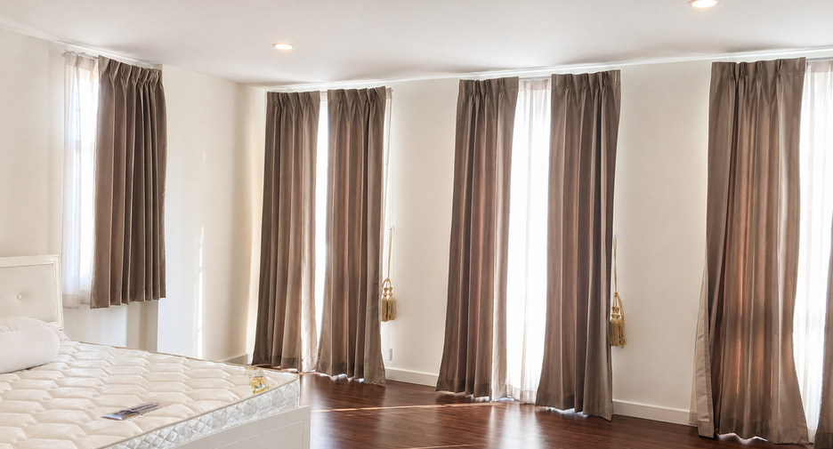 For sale 4 bedrooms townhouse in Watthana, Bangkok