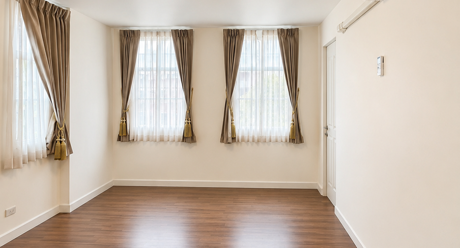 For sale 4 bedrooms townhouse in Watthana, Bangkok