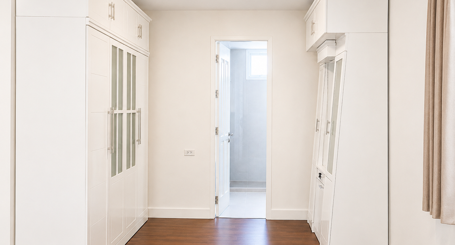 For sale 4 bedrooms townhouse in Watthana, Bangkok