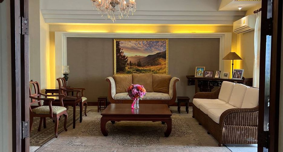 For sale 4 bedrooms condo in Watthana, Bangkok