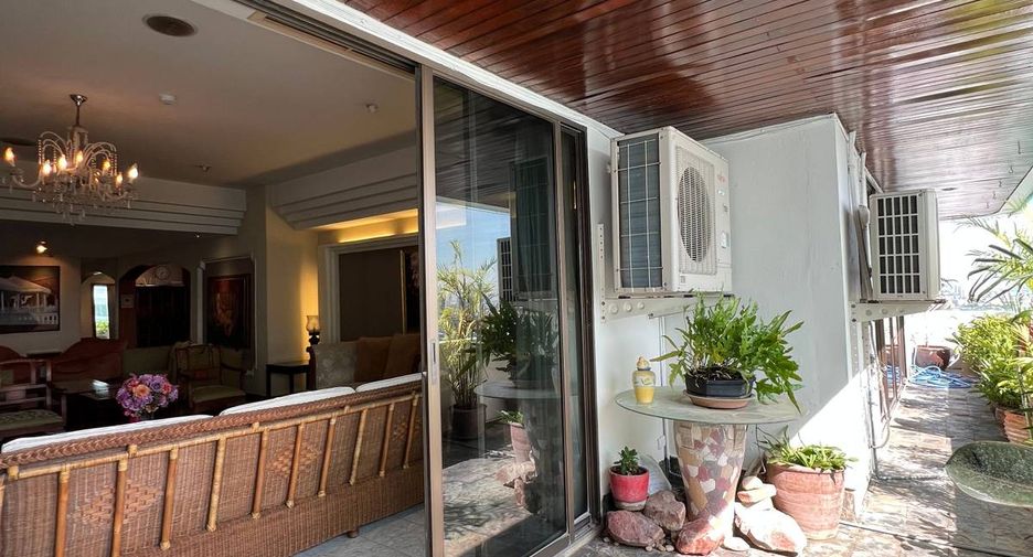 For sale 4 bedrooms condo in Watthana, Bangkok