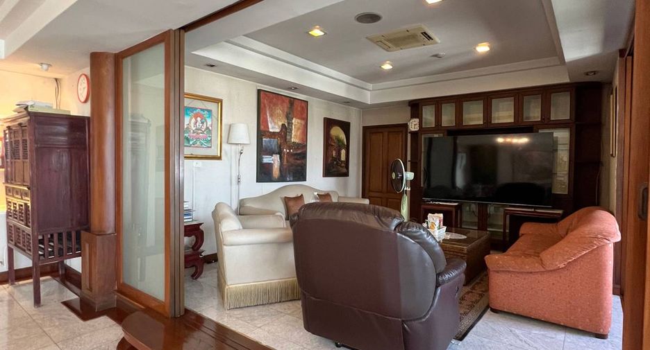 For sale 4 bedrooms condo in Watthana, Bangkok