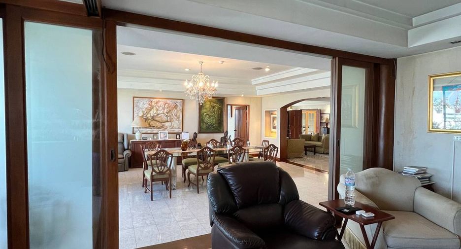 For sale 4 bedrooms condo in Watthana, Bangkok