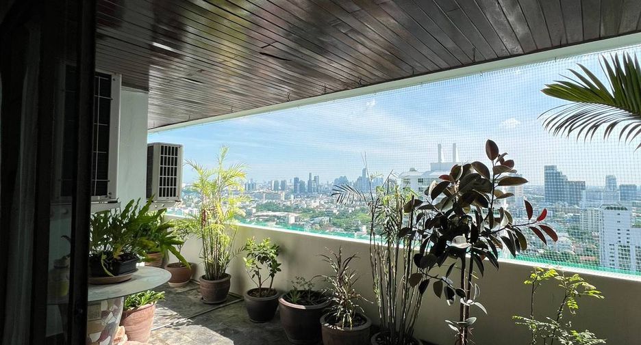 For sale 4 bedrooms condo in Watthana, Bangkok