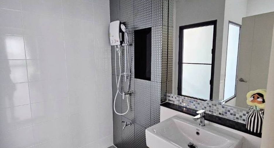 For rent and for sale 4 bedrooms townhouse in Saphan Sung, Bangkok