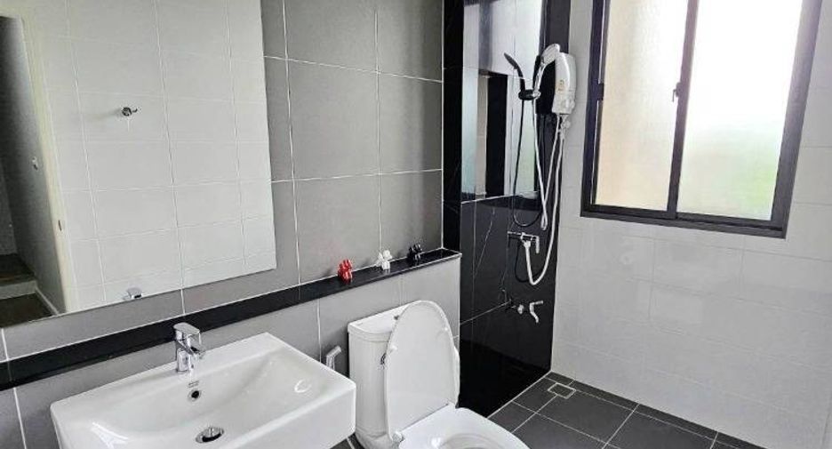 For rent and for sale 4 bedrooms townhouse in Saphan Sung, Bangkok