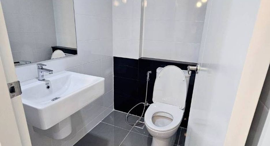 For rent and for sale 4 bedrooms townhouse in Saphan Sung, Bangkok