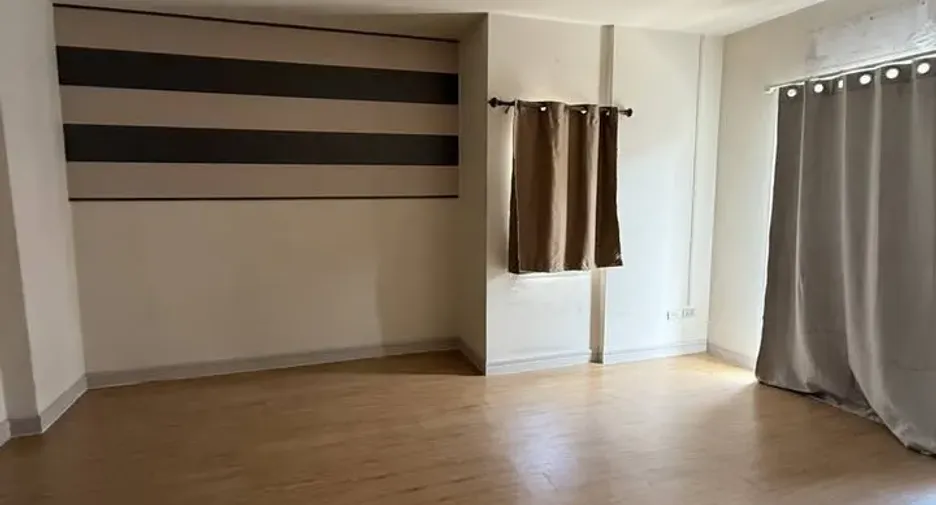 For rent 4 bedrooms townhouse in Bang Khae, Bangkok