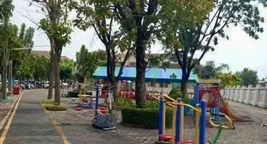 For rent 4 bedrooms townhouse in Bang Khae, Bangkok