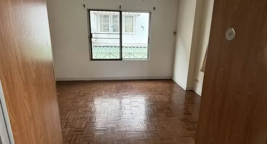 For rent 4 bedrooms townhouse in Bang Khae, Bangkok
