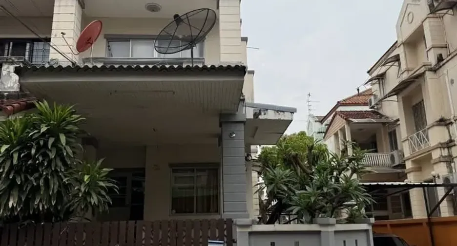 For rent 4 bedrooms townhouse in Bang Khae, Bangkok