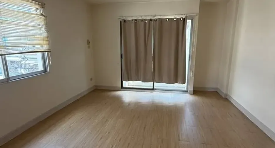 For rent 4 bedrooms townhouse in Bang Khae, Bangkok