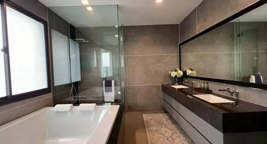 Casa en venta y en alquiler de 5 habitaciones en Taling Chan, Bangkok