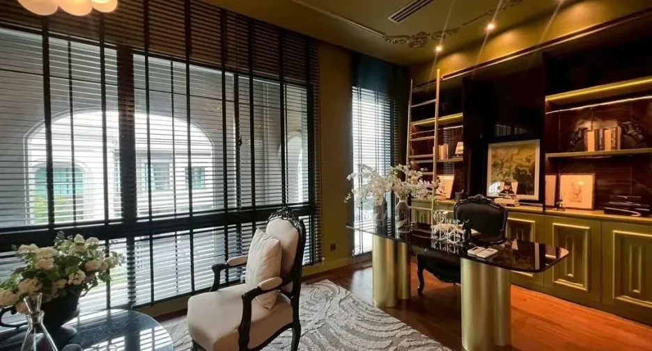 Casa en venta y en alquiler de 5 habitaciones en Taling Chan, Bangkok