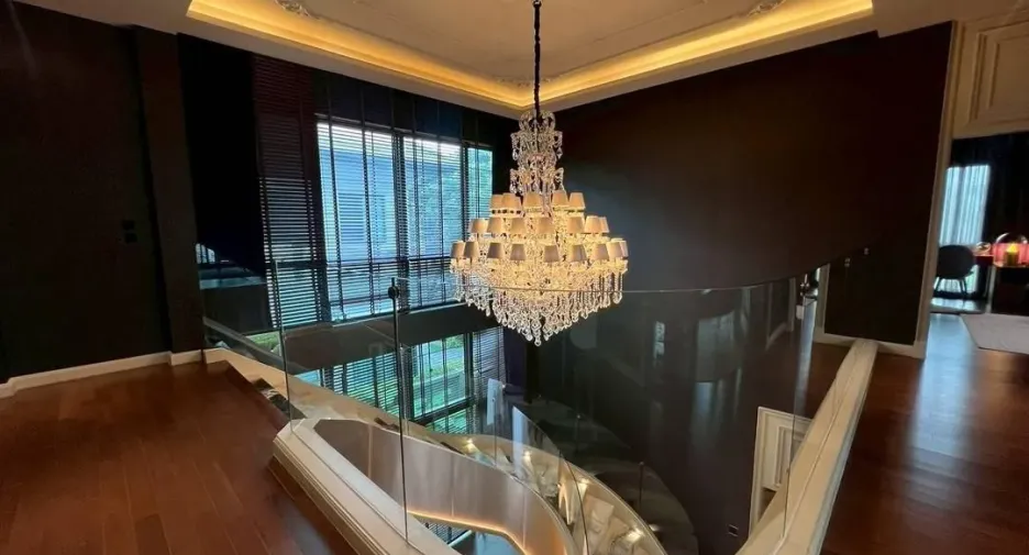 Casa en venta y en alquiler de 5 habitaciones en Taling Chan, Bangkok