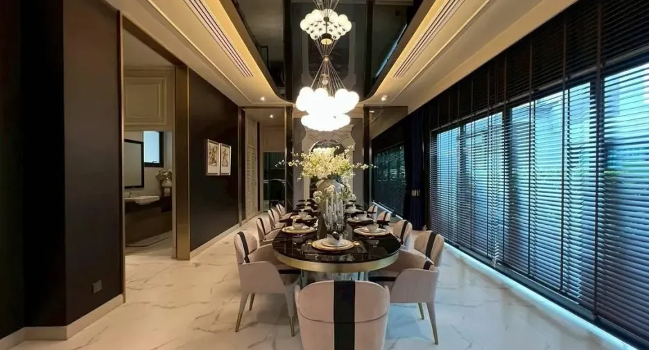 Casa en venta y en alquiler de 5 habitaciones en Taling Chan, Bangkok