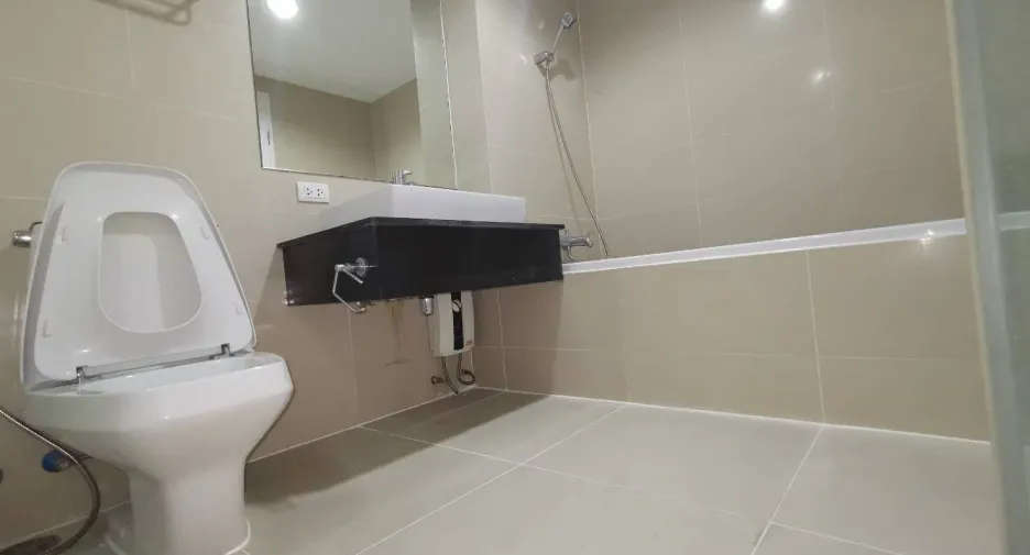 Condo en alquiler de 3 habitaciones en Huai Khwang, Bangkok
