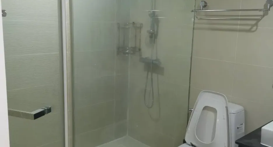 Condo en alquiler de 3 habitaciones en Huai Khwang, Bangkok