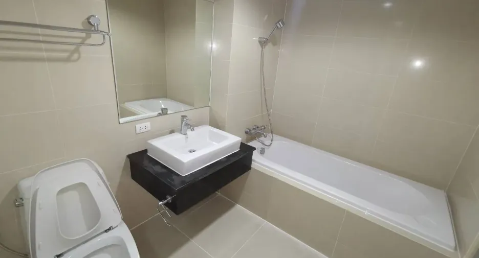Condo en alquiler de 3 habitaciones en Huai Khwang, Bangkok