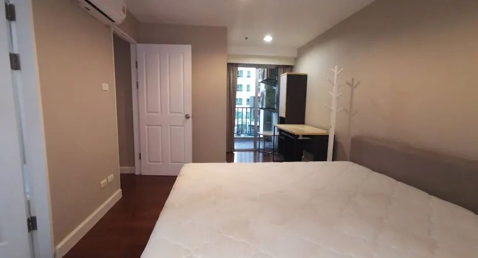 Condo en alquiler de 3 habitaciones en Huai Khwang, Bangkok