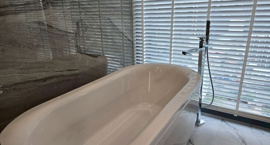 For sale 2 bedrooms condo in Khlong Toei, Bangkok