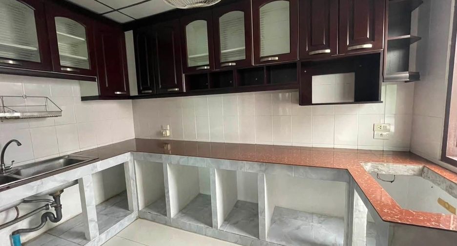 For rent 4 bedrooms townhouse in Khlong Sam Wa, Bangkok