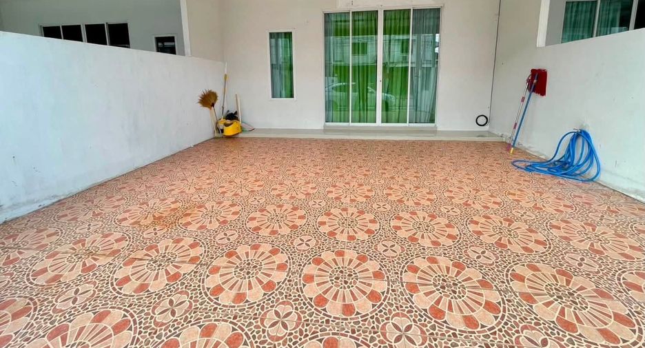 For rent 4 bedrooms townhouse in Khlong Sam Wa, Bangkok