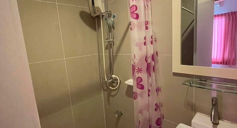 For rent 4 bedrooms townhouse in Khlong Sam Wa, Bangkok