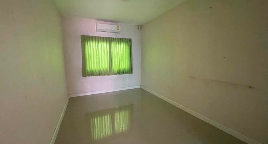 For rent 4 bedrooms townhouse in Khlong Sam Wa, Bangkok