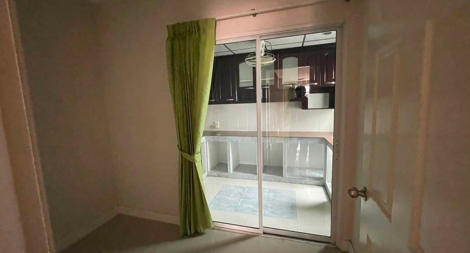 For rent 4 bedrooms townhouse in Khlong Sam Wa, Bangkok