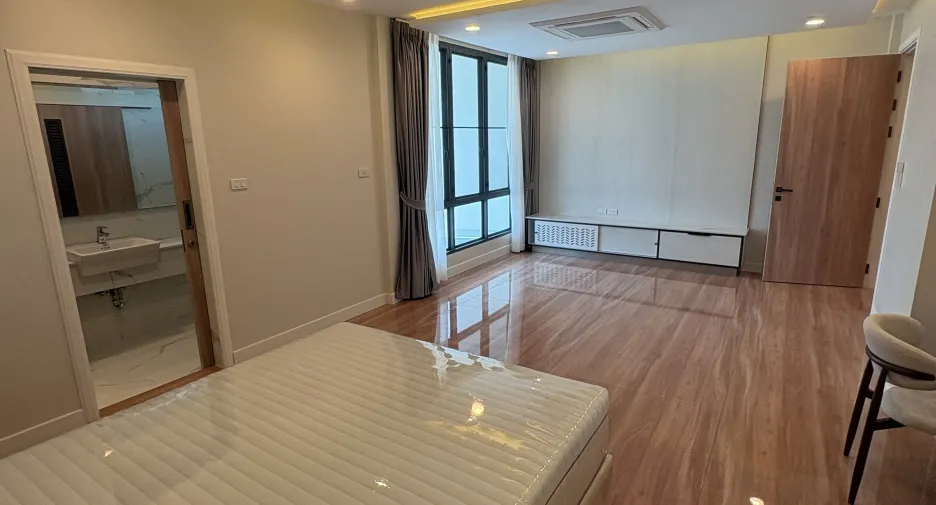 For rent 4 bedrooms townhouse in Watthana, Bangkok