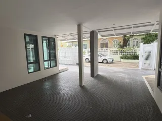 Casa adosada en alquiler de 4 habitaciones en Watthana, Bangkok