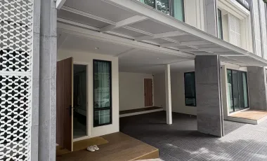 For rent 4 bedrooms townhouse in Watthana, Bangkok