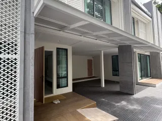 Casa adosada en alquiler de 4 habitaciones en Watthana, Bangkok