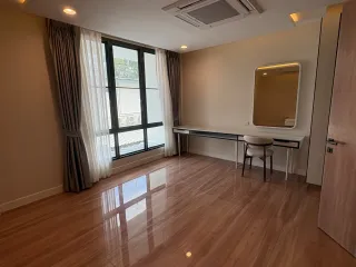 Casa adosada en alquiler de 4 habitaciones en Watthana, Bangkok