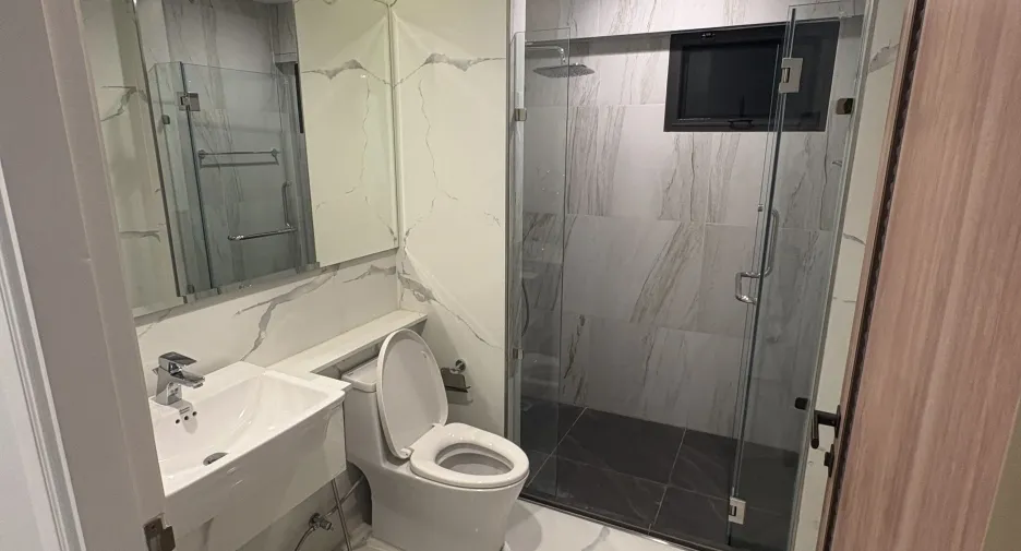 For rent 4 bedrooms townhouse in Watthana, Bangkok