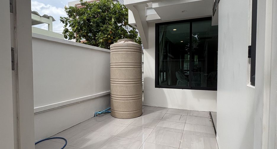 For rent 3 bedrooms townhouse in Watthana, Bangkok