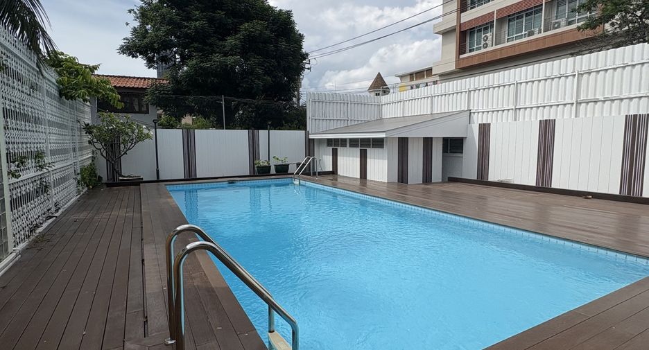 For rent 3 bedrooms townhouse in Watthana, Bangkok