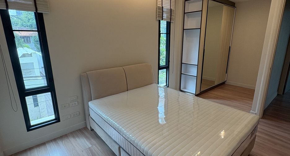 For rent 3 bedrooms townhouse in Watthana, Bangkok