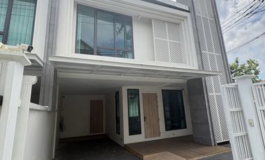 For rent 3 bedrooms townhouse in Watthana, Bangkok