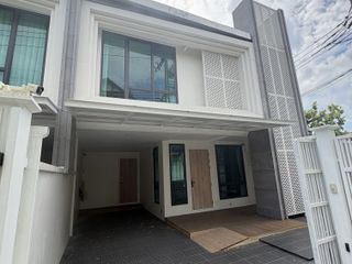 Reihenhaus zur Miete mit 3 Zimmer in Watthana, Bangkok