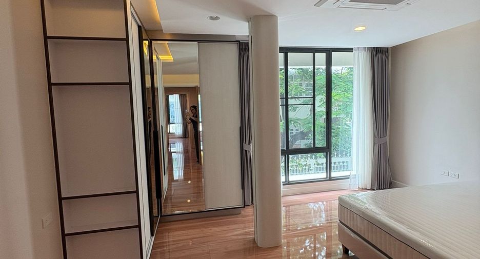 For rent 4 bedrooms townhouse in Watthana, Bangkok