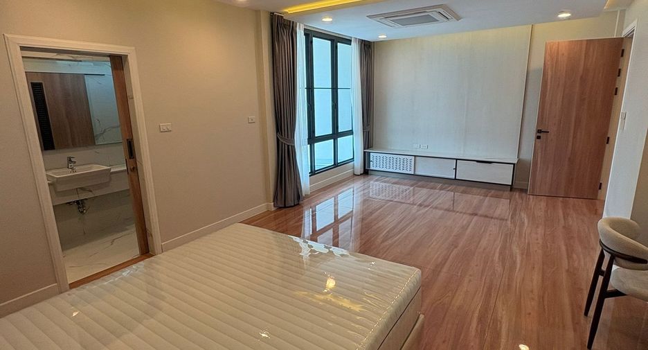 For rent 4 bedrooms townhouse in Watthana, Bangkok