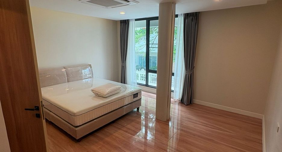 For rent 4 bedrooms townhouse in Watthana, Bangkok