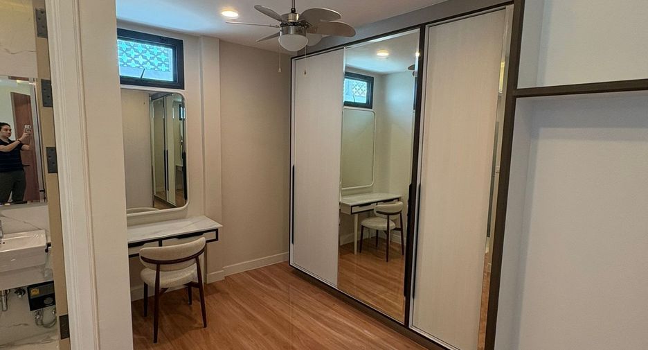 For rent 4 bedrooms townhouse in Watthana, Bangkok