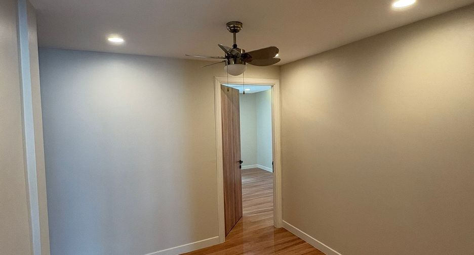 For rent 4 bedrooms townhouse in Watthana, Bangkok
