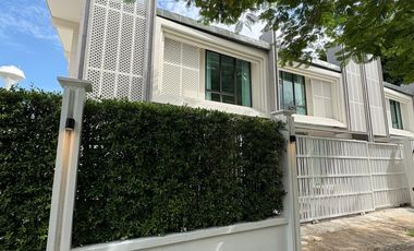 For rent 4 bedrooms townhouse in Watthana, Bangkok