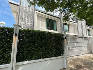 For rent 4 bedrooms townhouse in Watthana, Bangkok