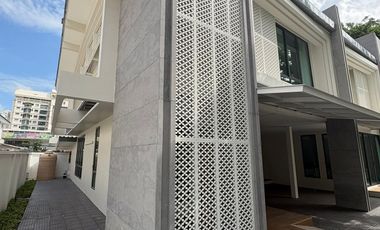 For rent 4 bedrooms townhouse in Watthana, Bangkok